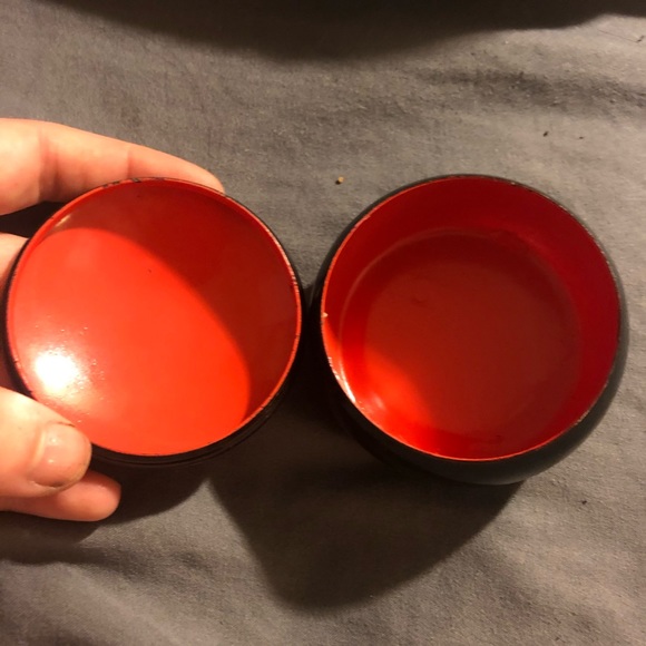 small round trinket box with flowers - Picture 2 of 2